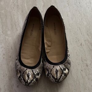 Bandolino Women's Snakeskin Pattern Flats - Black and Cream